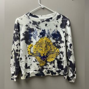 Def Leppard Women’s Tie-Dye Leopard Graphic Crewneck Sweater‎